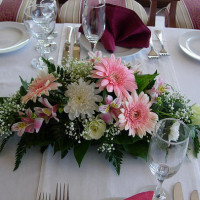 украшение свадебного стола гостей живыми цветами